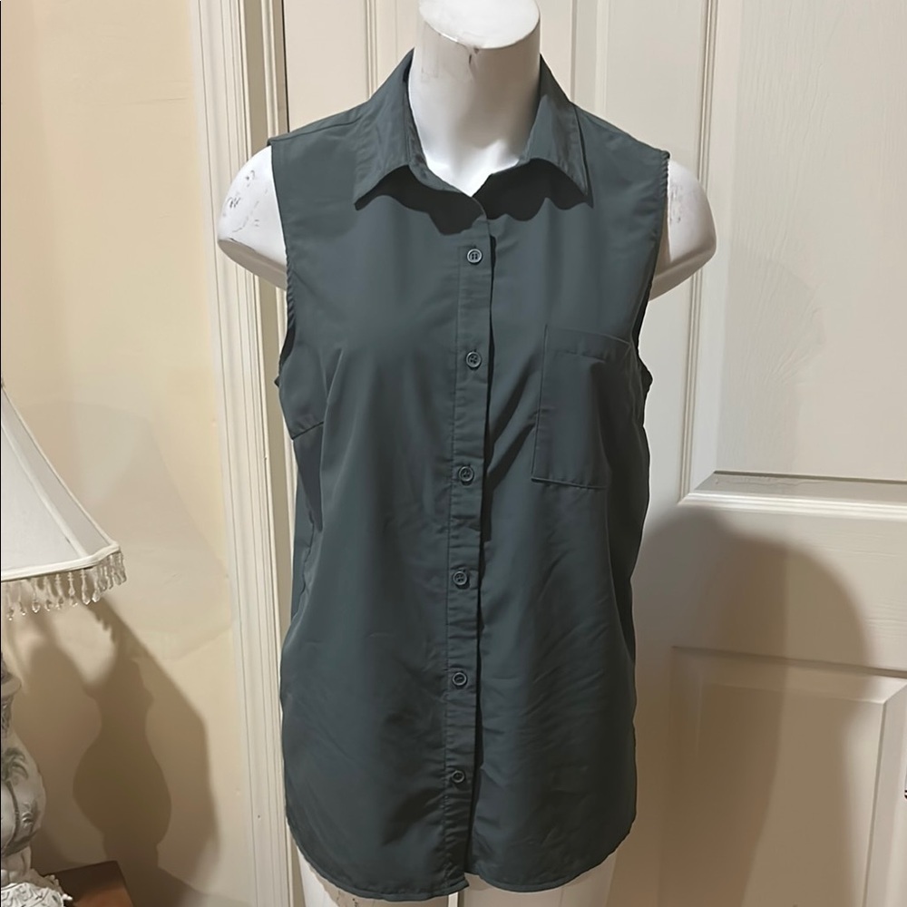 Gaiam On the Move Sleeveless Button-Up Top - Dark Gray/green. Size M.